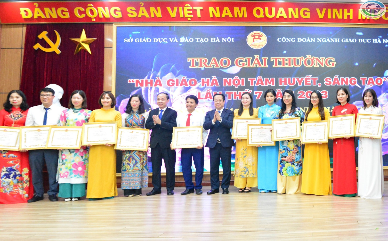 Nhà giáo Lê Thị Bích Dung (Thứ 4 từ bên phải qua) nhận Giải thưởng “Nhà giáo Hà Nội tâm huyết, sáng tạo” lần thứ 7 năm 2023.