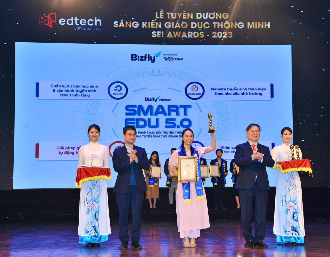 CEO Nguyễn Thùy Dung - đại diện Bizfly Martech nhận giải “Sáng kiến giáo dục thông minh”